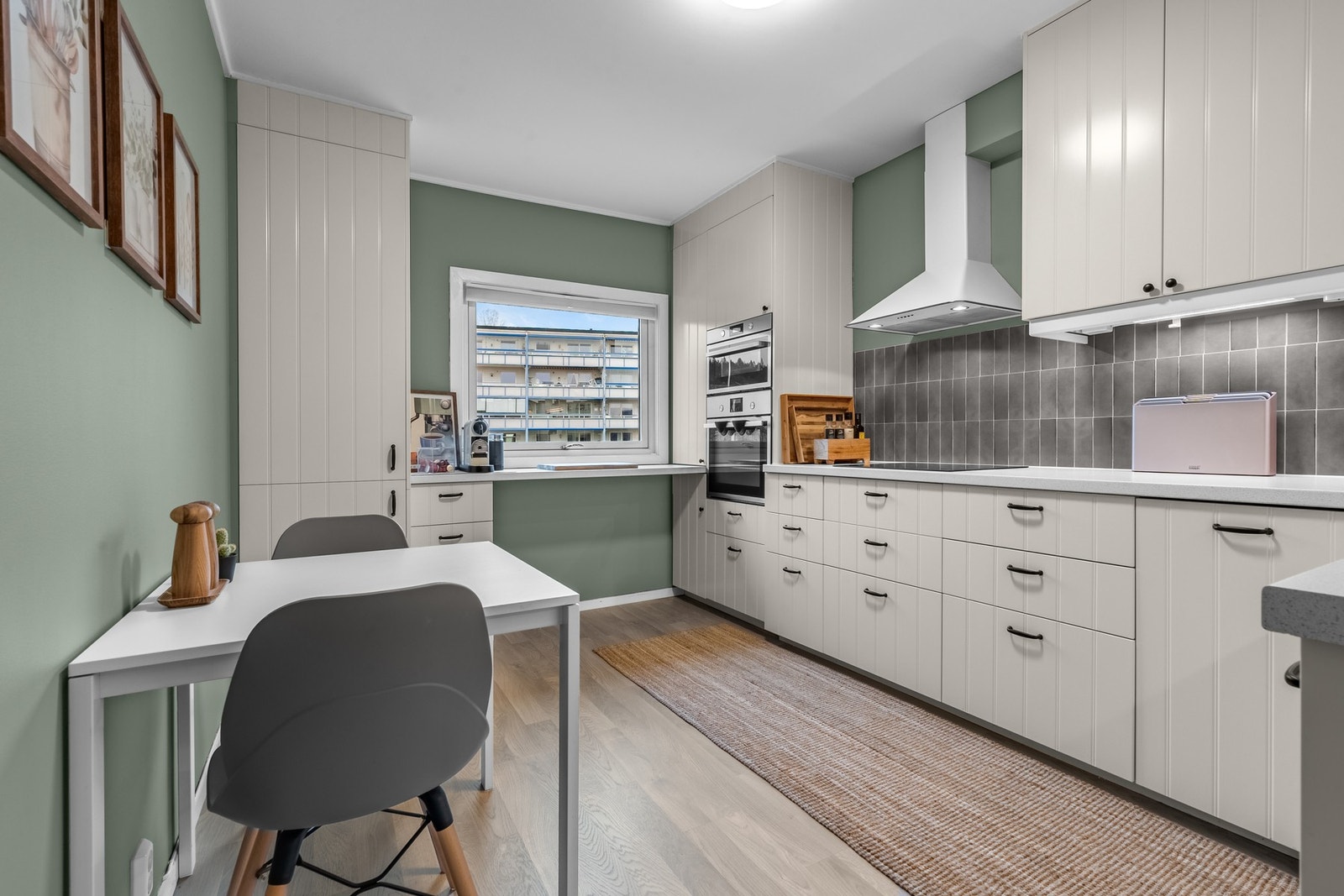 Det er godt med plass til spisebord og stoler - perfekt for hyggelige måltider og sosiale sammenkomster. Galleribilde