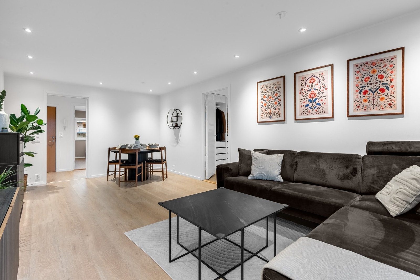 Stuen har en stilren himling med integrerte downlights som gir en moderne og koselig belysning, både i stue og entré. Galleribilde