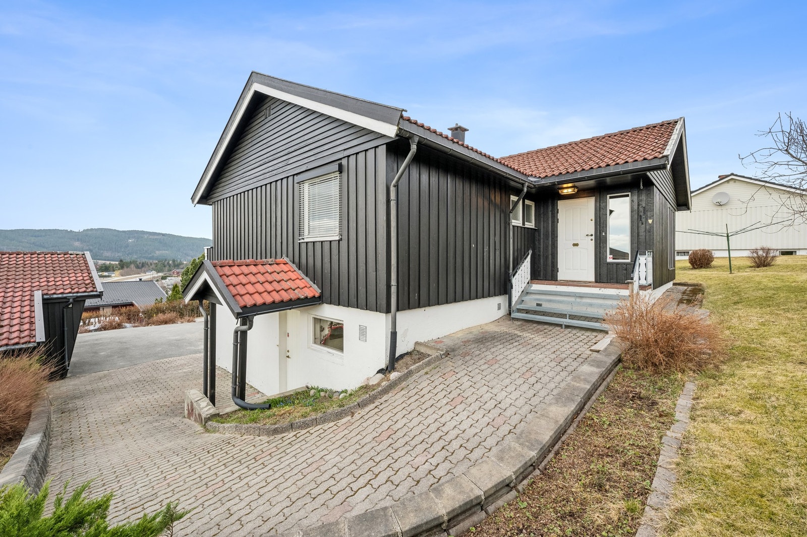 Parkering på asfaltert gårdsplass og i enkel garasje. La oss ta turen inn i huset. Galleribilde