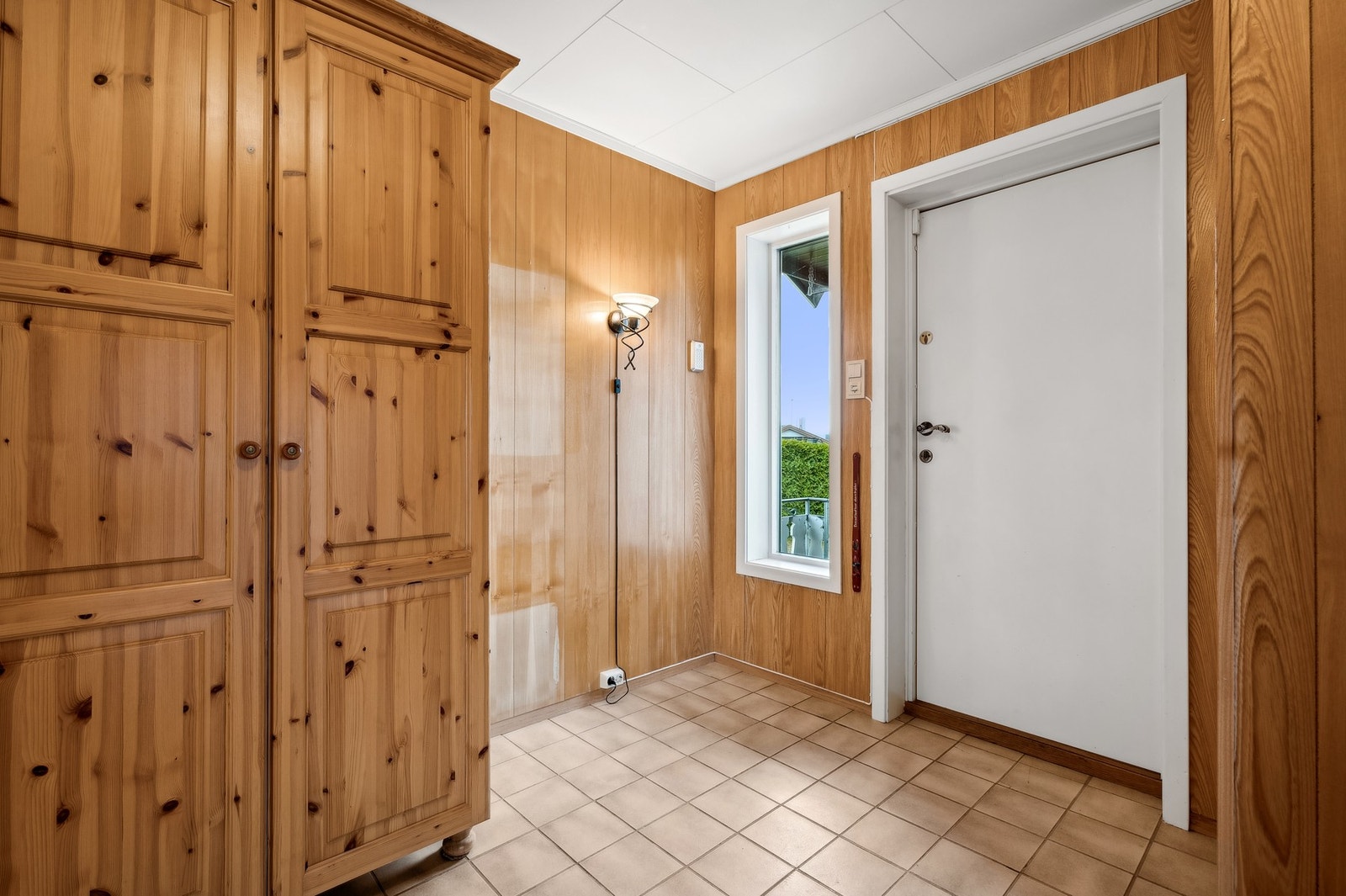 Velkommen inn - fin plass til å hensette sko og yttertøy. Galleribilde