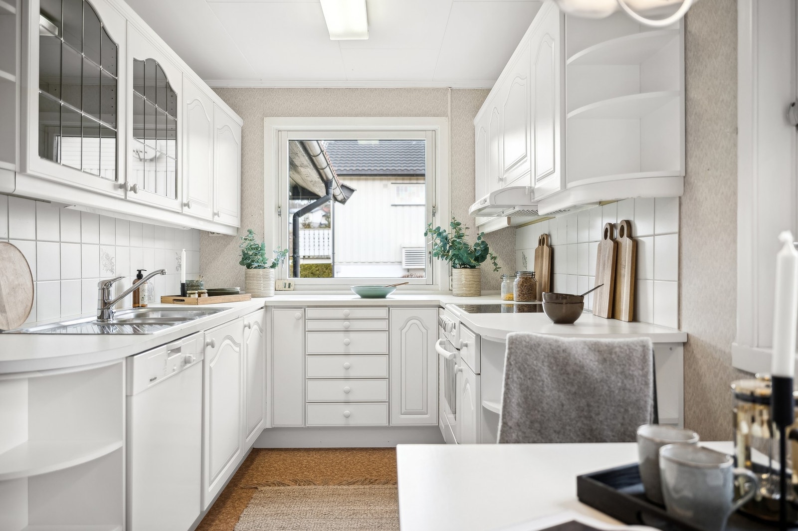 Det er godt med skap- og benkeplass. Galleribilde