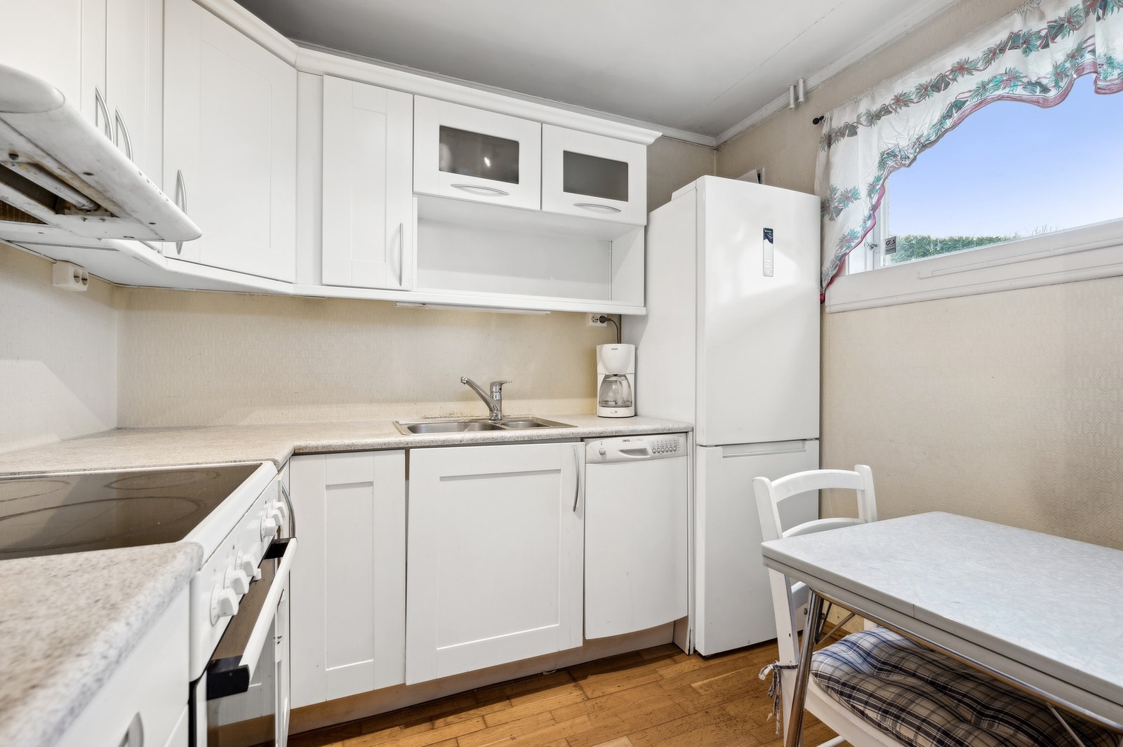 Kjøkkenet er av eldre dato. Plass til et lite kjøkkenbord her inne. Galleribilde