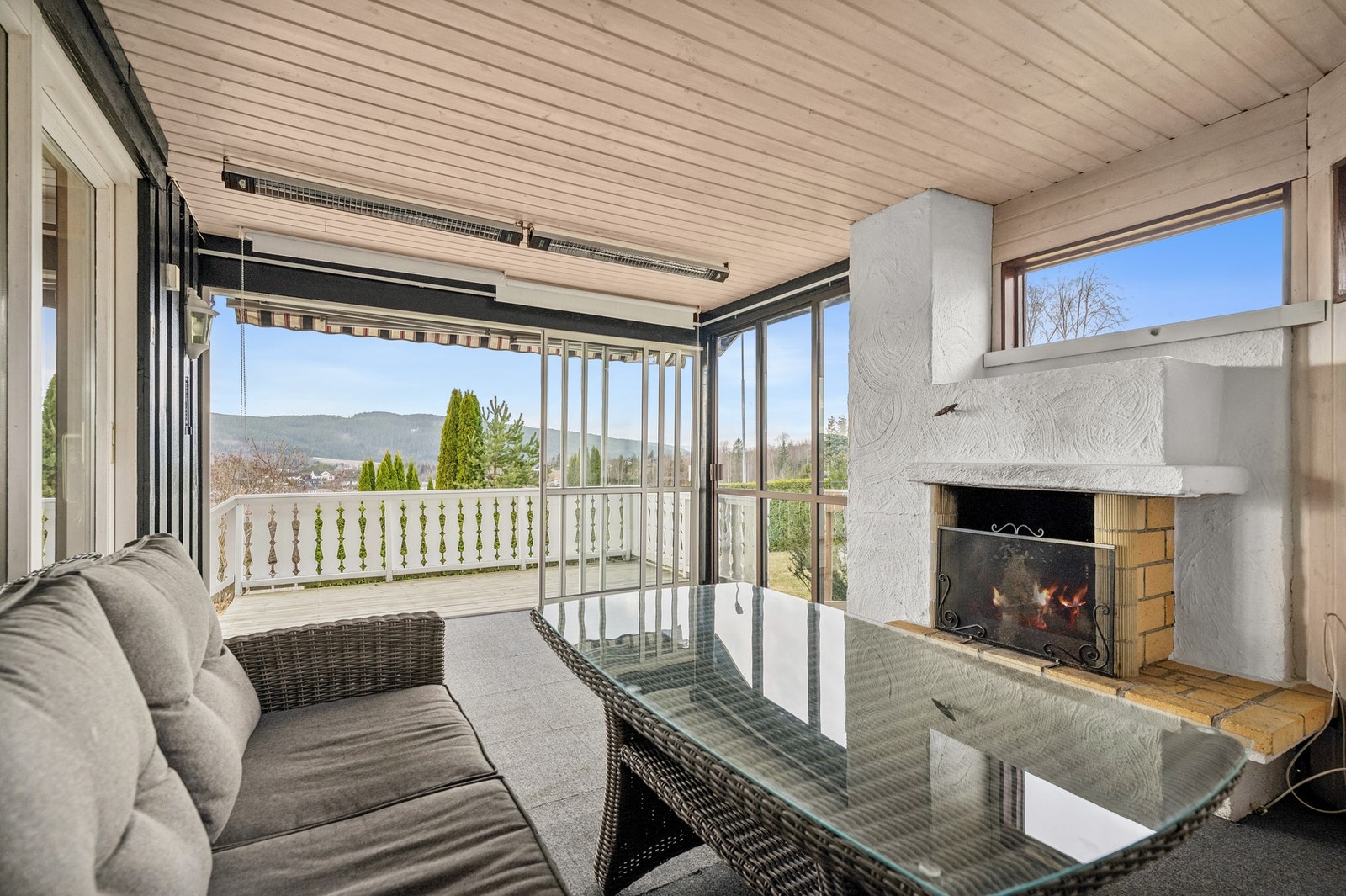 Åpne dørene helt opp og skap ytterligere forlengelse av terrassen og stuen. Her kan hele familien samles om sommeren. Galleribilde