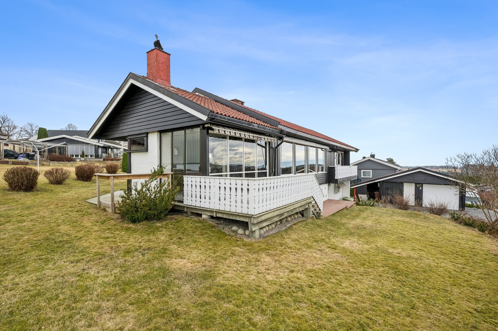 Fra boligen er det kun få minutters gange til buss med hyppige avganger til Hønefoss sentrum, som ligger ca. 5-7 minutter unna med bil. Galleribilde