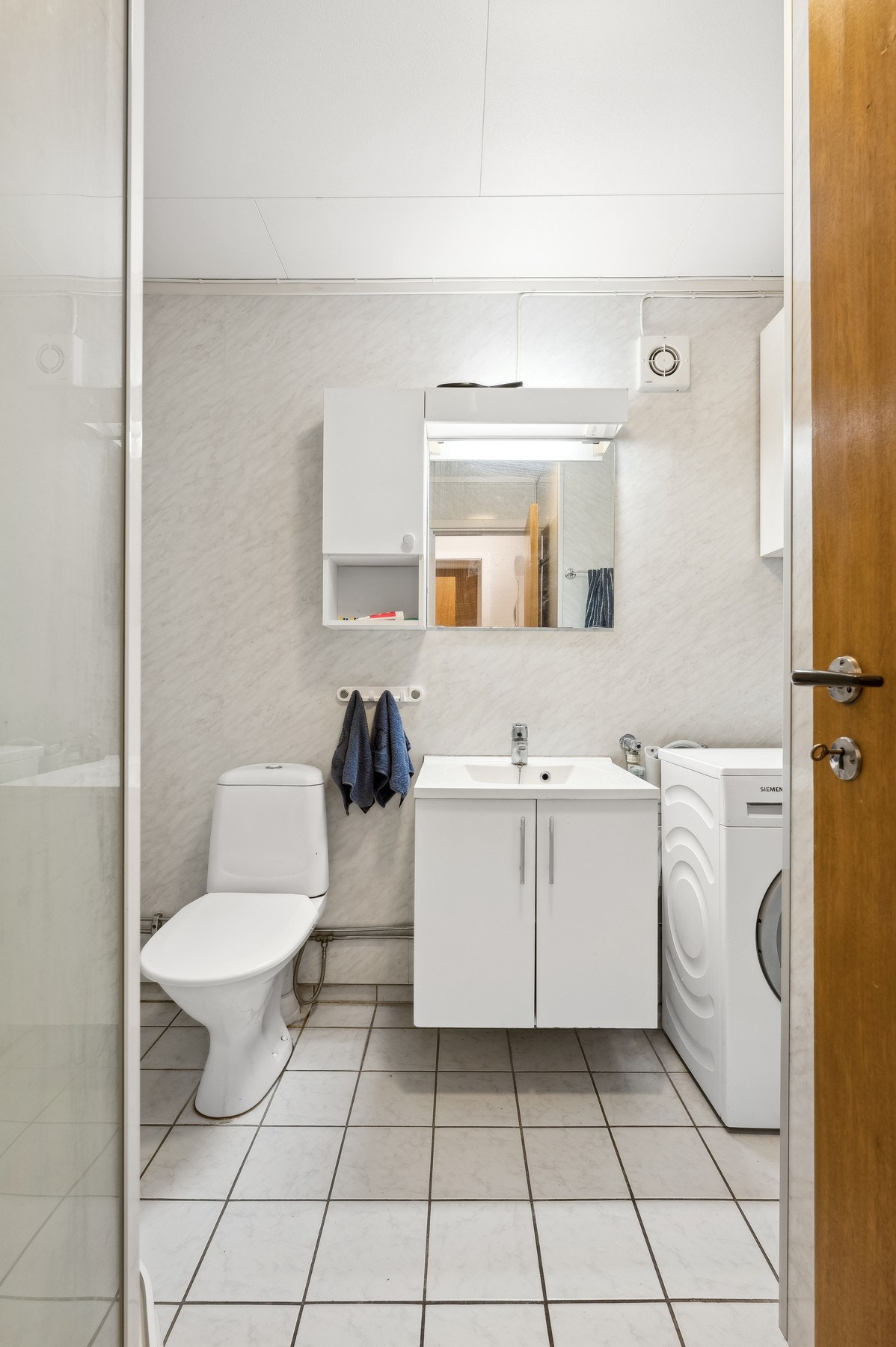 Baderommet i hybelen er utstyrt med klosett, servant, dusj og opplegg for vaskemaskin. Galleribilde