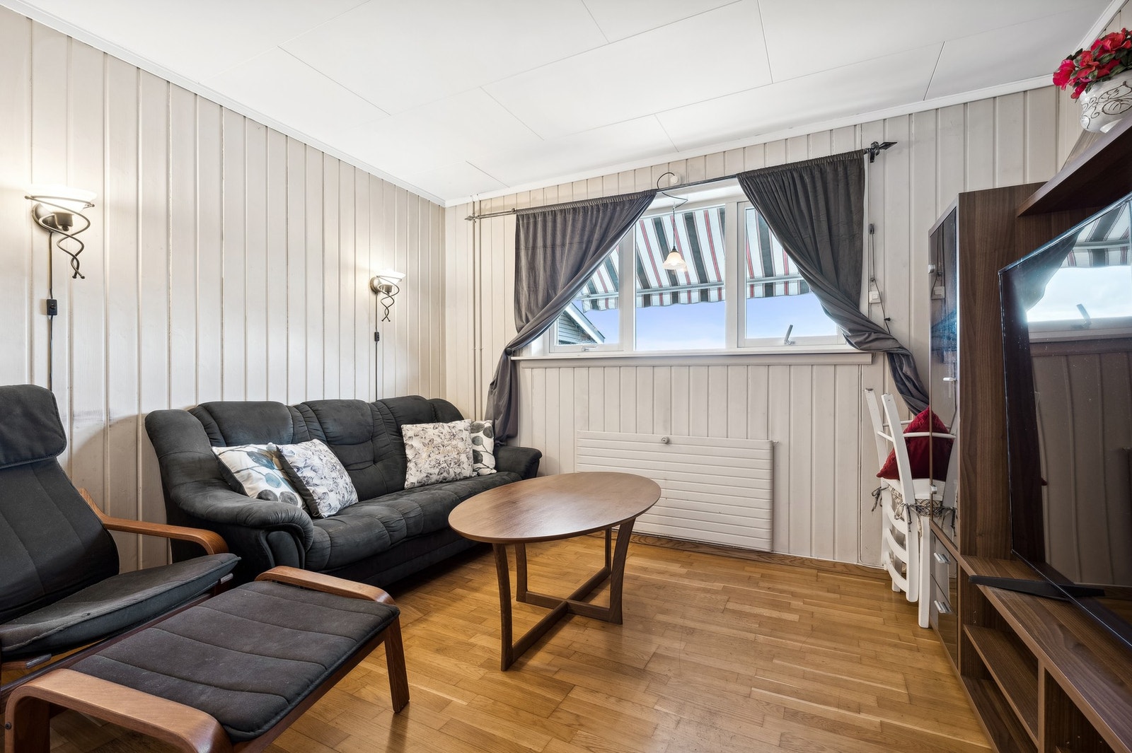 La oss se på hybelen. Stuen har fin plass til sofa og annet møblement. Galleribilde