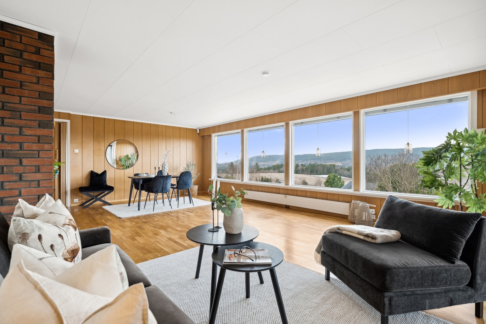 De store vindusflatene slipper rikelig med lys inn. Galleribilde