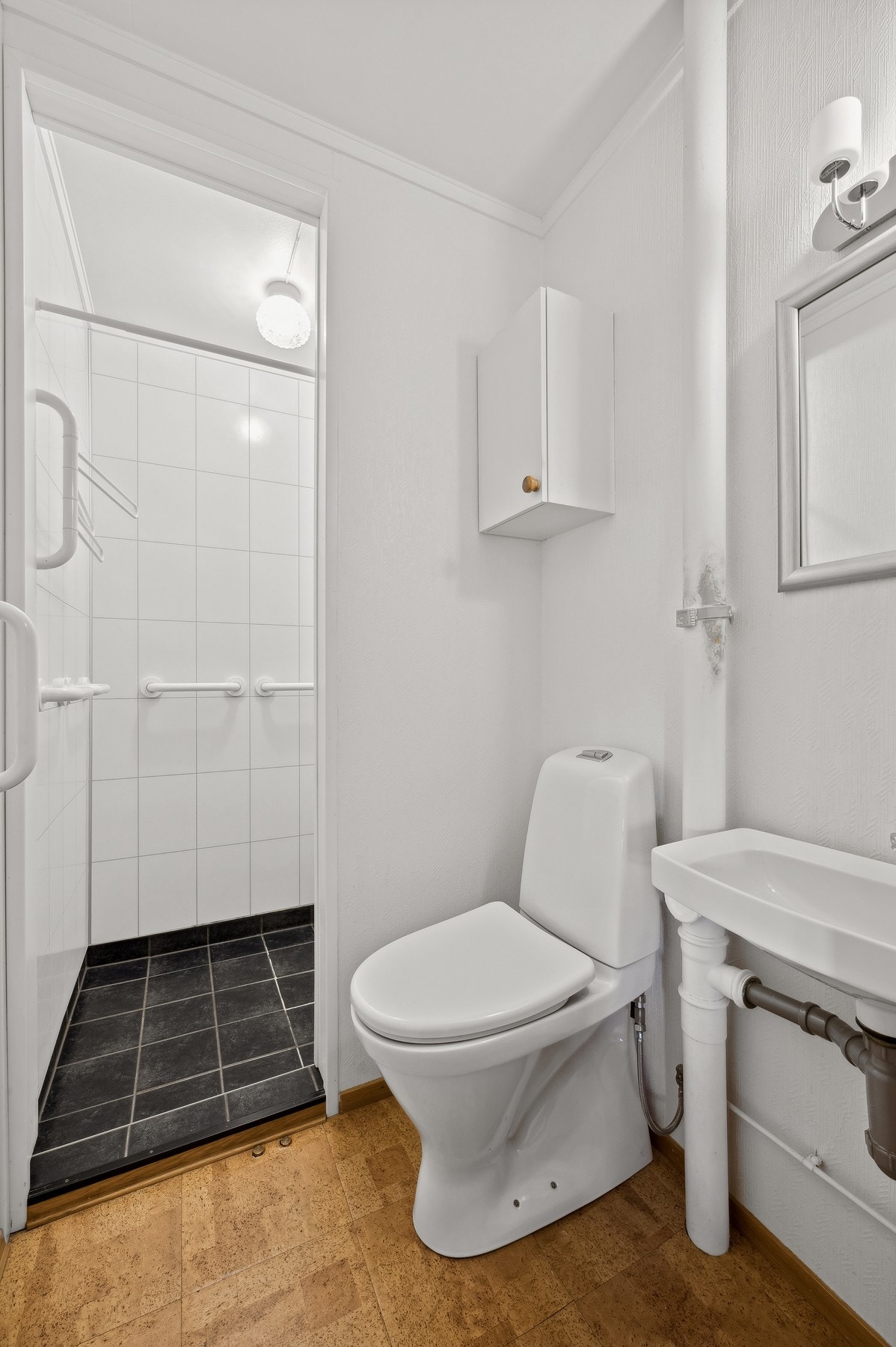 Toalett og dusjrom er utstyrt med klosett, servant og dusj. Galleribilde