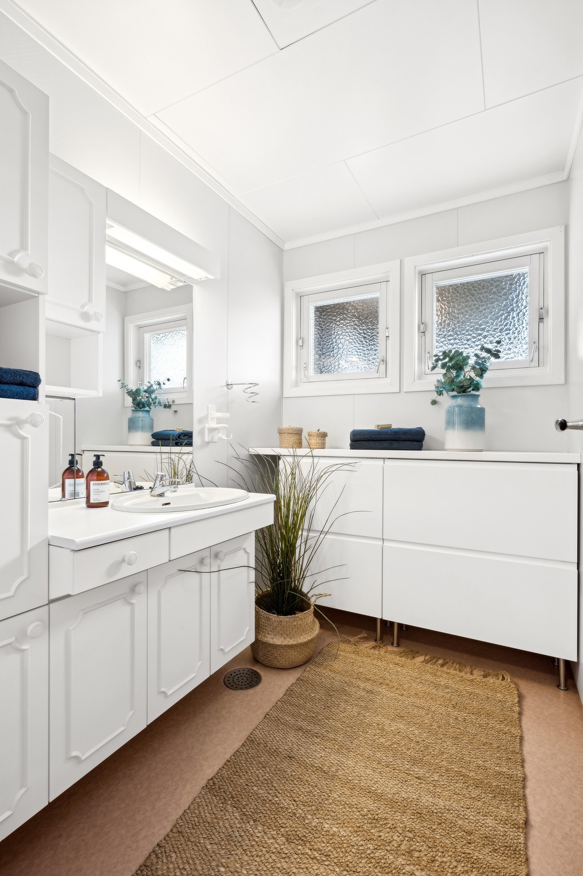 Baderommet er utstyrt med servantinnredning og nyere benkeinnredning. Galleribilde