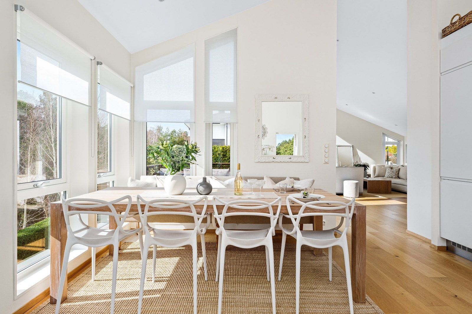 Fint med langbord på kjøkkenet - her er får en et hyggelig allrom Galleribilde