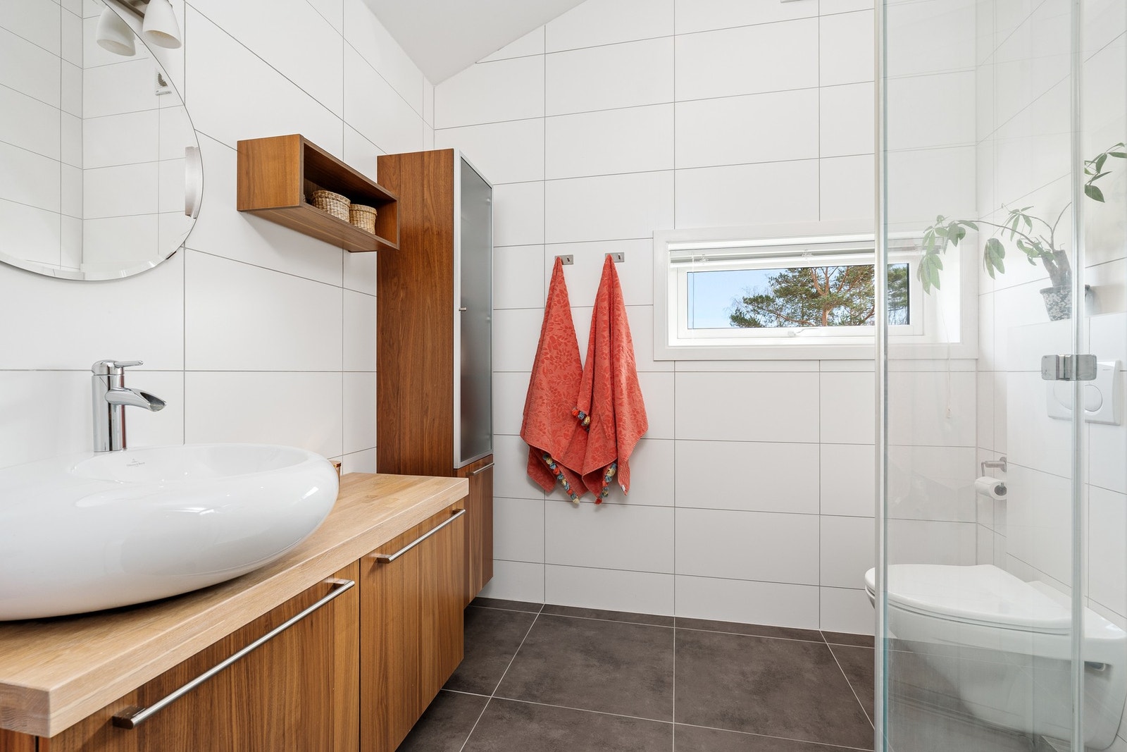 Til hovedsoverommet er det privat dusjbad med wc. Baderomsinnredning fra HTH med servant fra Villeroy Boch Galleribilde