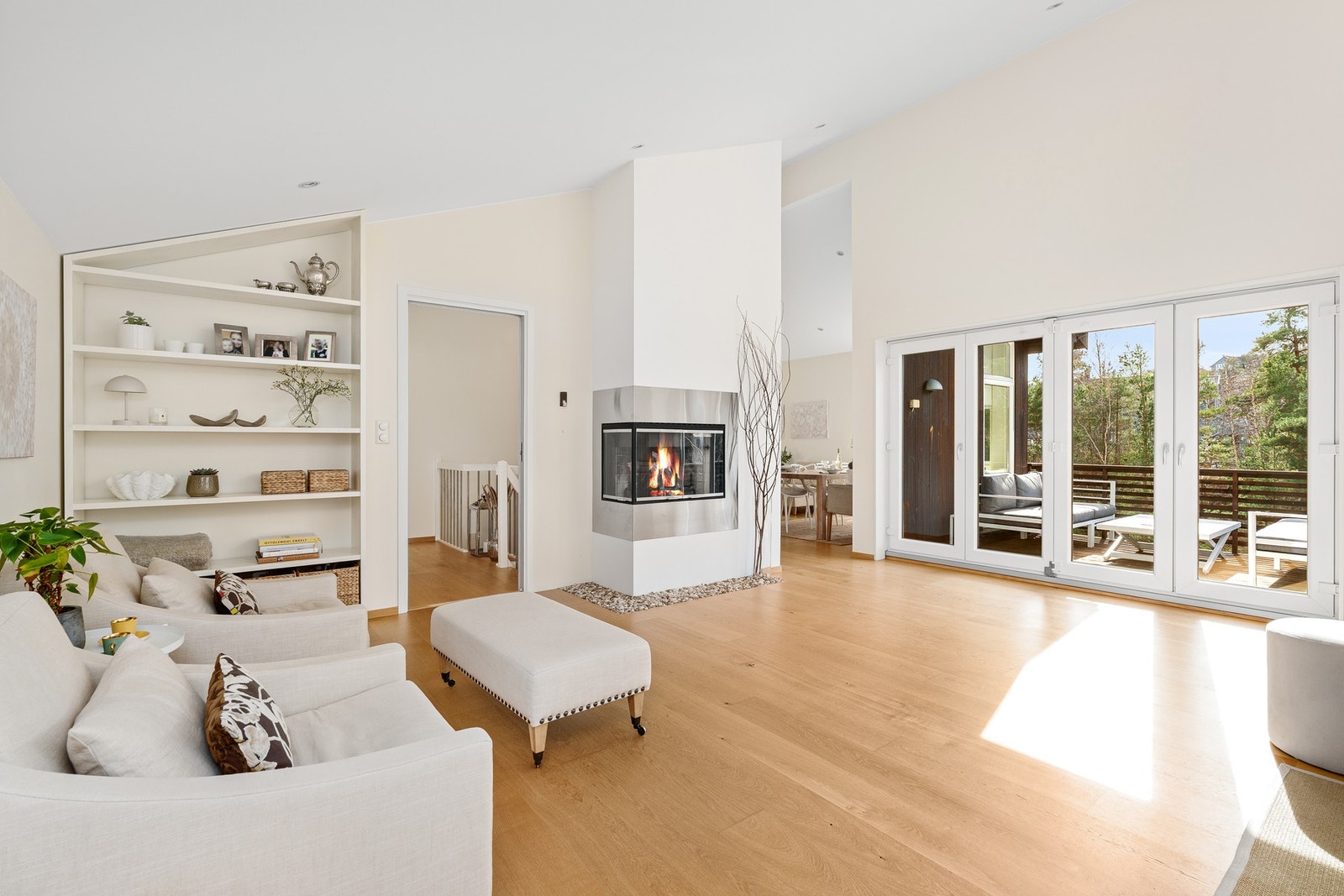 I stuen er det 4,2 meter under taket og her er det foldedør for å åpne ut til terrassen hvor det er sol fra formiddag til sene kvelden. Fredelig og usjenert uten innsyn Galleribilde