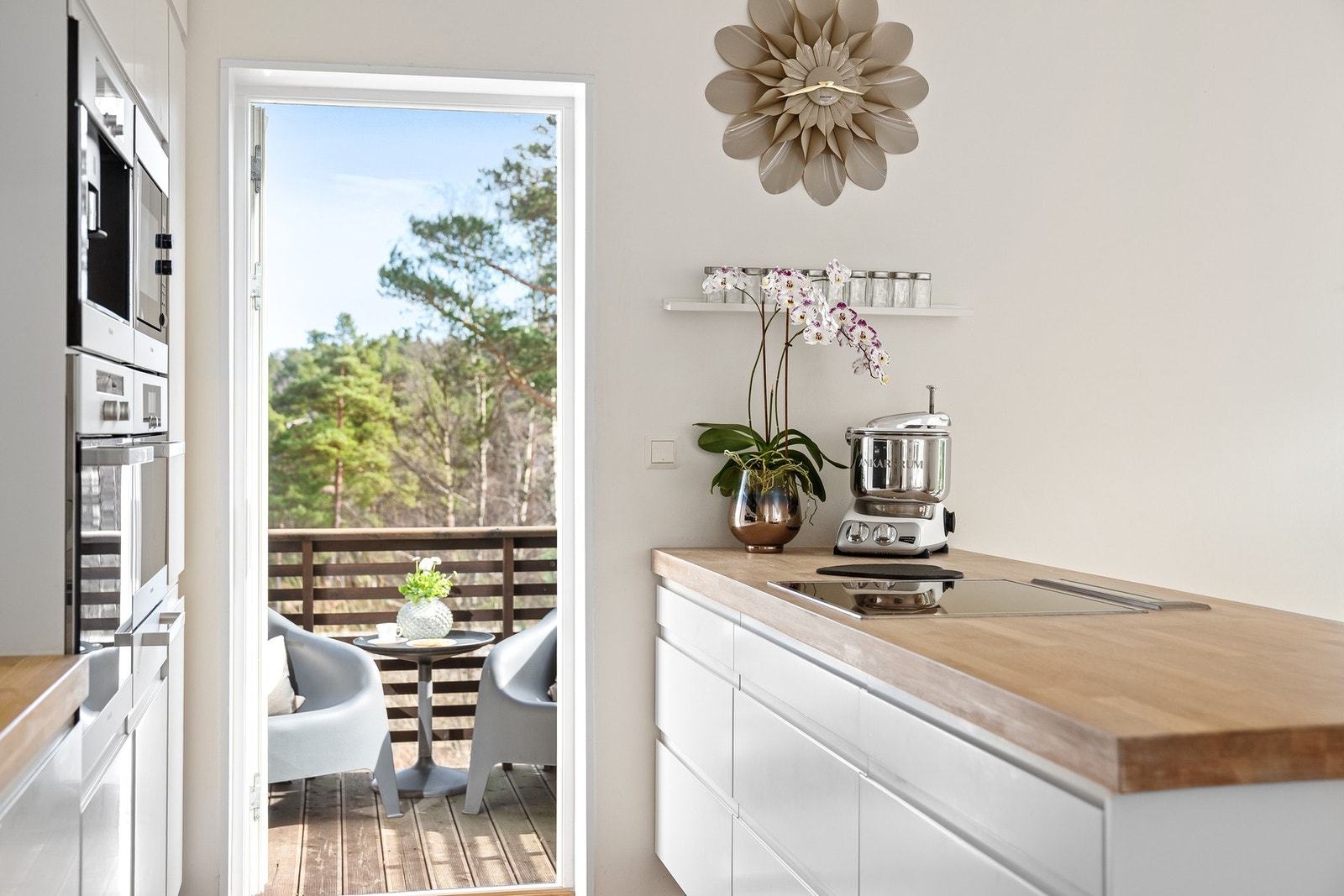 Fra kjøkkenet mot frokostverandaen hvor morgensolen kan nytes. Galleribilde