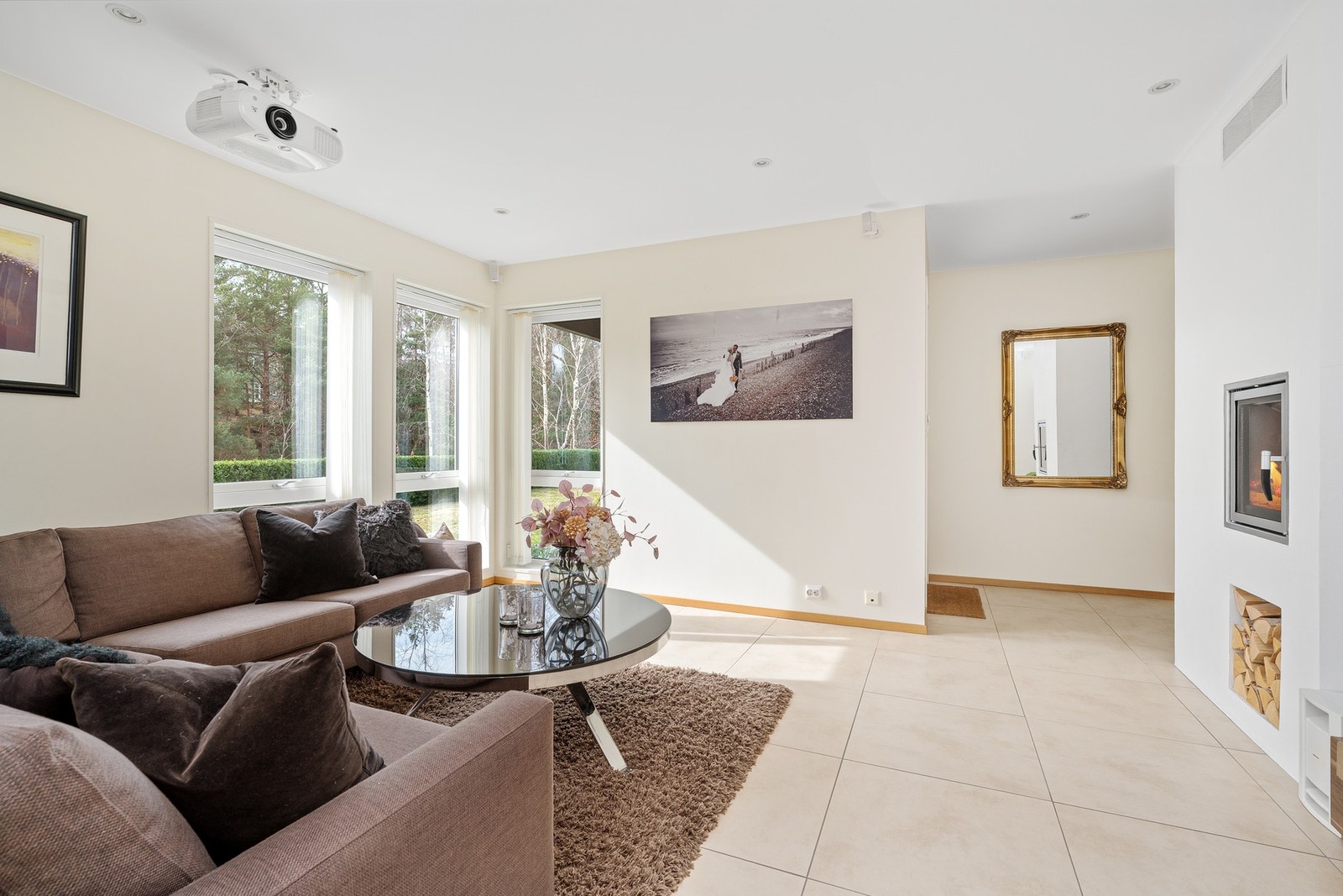 Tv-stuen ligger i tilknytning til de tre soverommene i første etasje. Fint fellesområde for barna. Epson prosjektor og Bose Lifestyle 48 entertainment system er installert Galleribilde