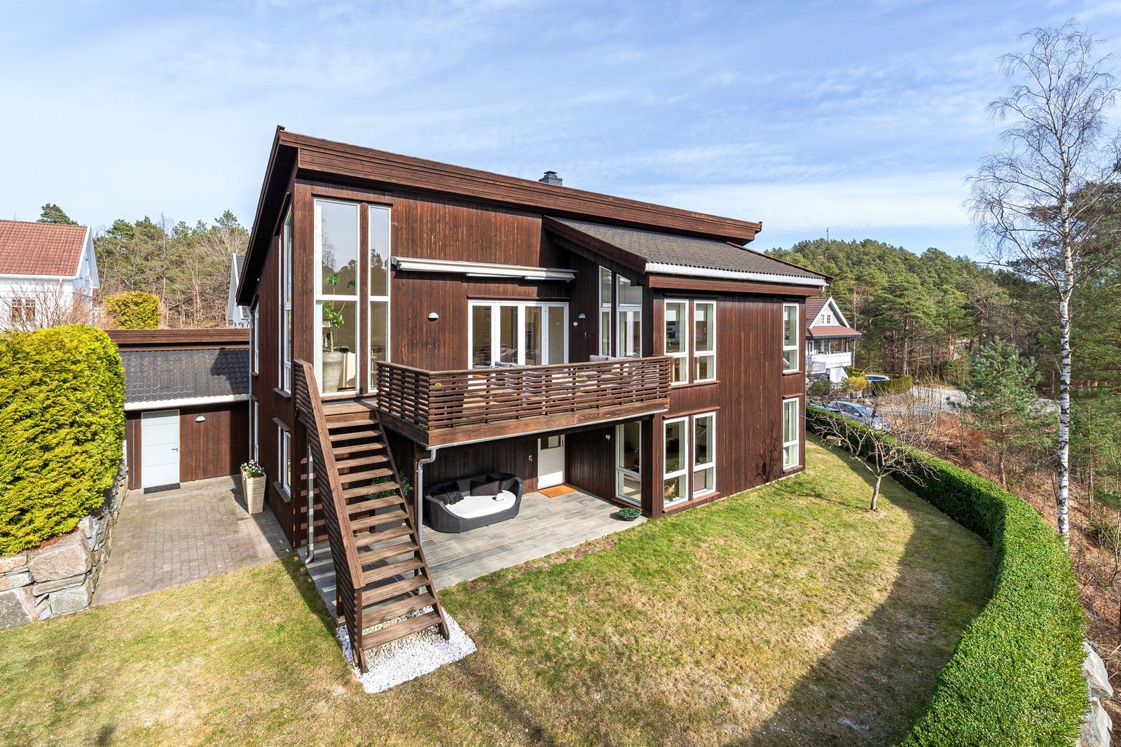 Det er også svært lunt på baksiden av huset/på terrassen. Stor planert hage med mulighet for mye lek, som ballspill og trampoline. Her er det rolig og skjermet. Galleribilde