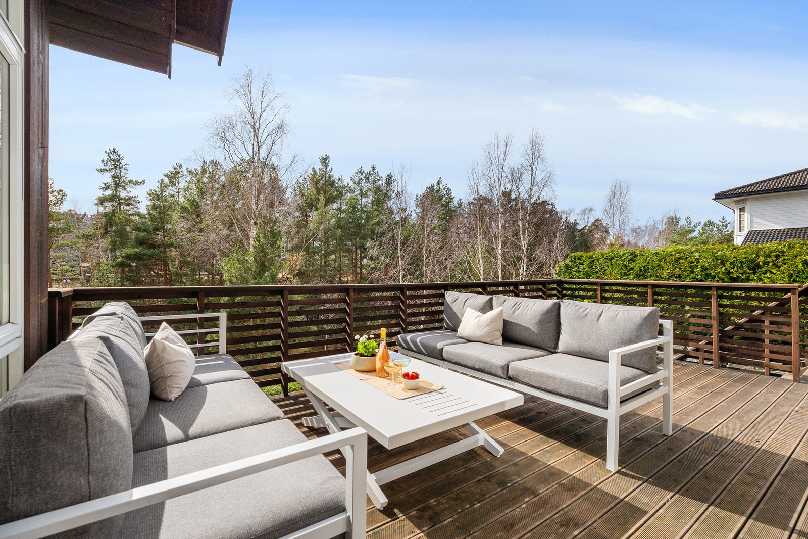 God plass til sittegruppe på terrassen oppe - solrikt og fredelig med lite innsyn. Her kan en nyte sommerkveldene! Galleribilde