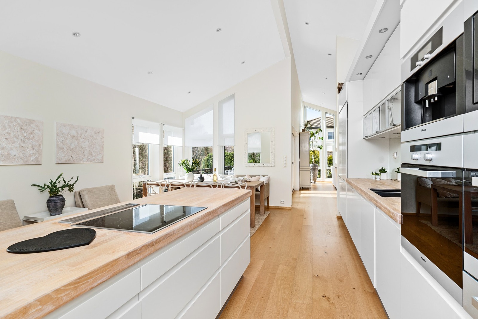 HTH kjøkken med integrerte hvitevarer - flott belysning i tak Galleribilde