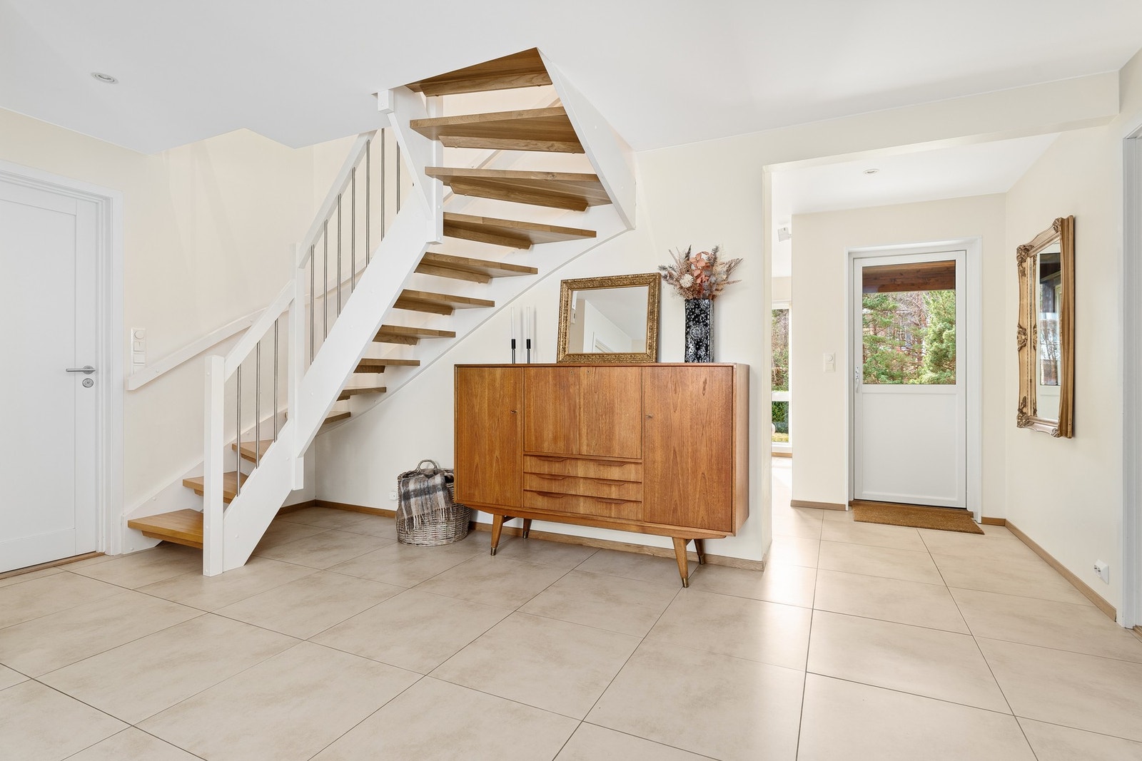 Fliselagt gulv i flere rom og vannbåren varme gir en lun følelse i hele huset Galleribilde