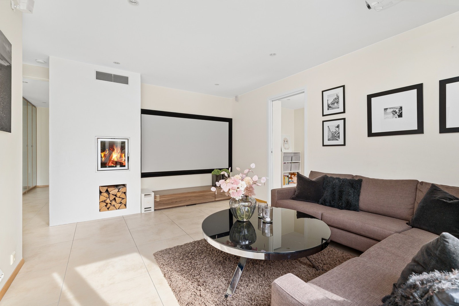 Peisen i rommet gjør det også ekstra hyggelig hele vinteren. Fint med hjemmekino i rommet, Epson prosjektor og Bose Lifestyle 48 entertainment system Galleribilde