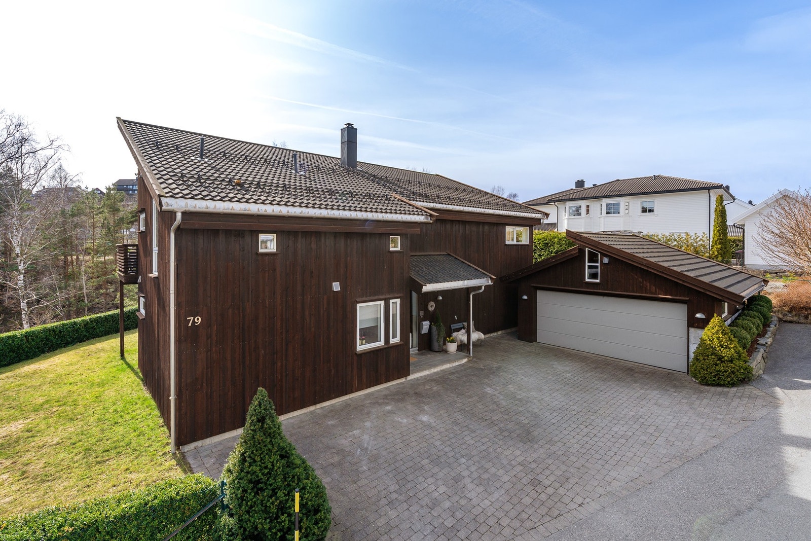 Stenbelagt gårdsplass - Dobbel garasje elbil lader og lagringsmuligheter på eget bortsettingsloft. Her er også god gjesteparkering. Galleribilde