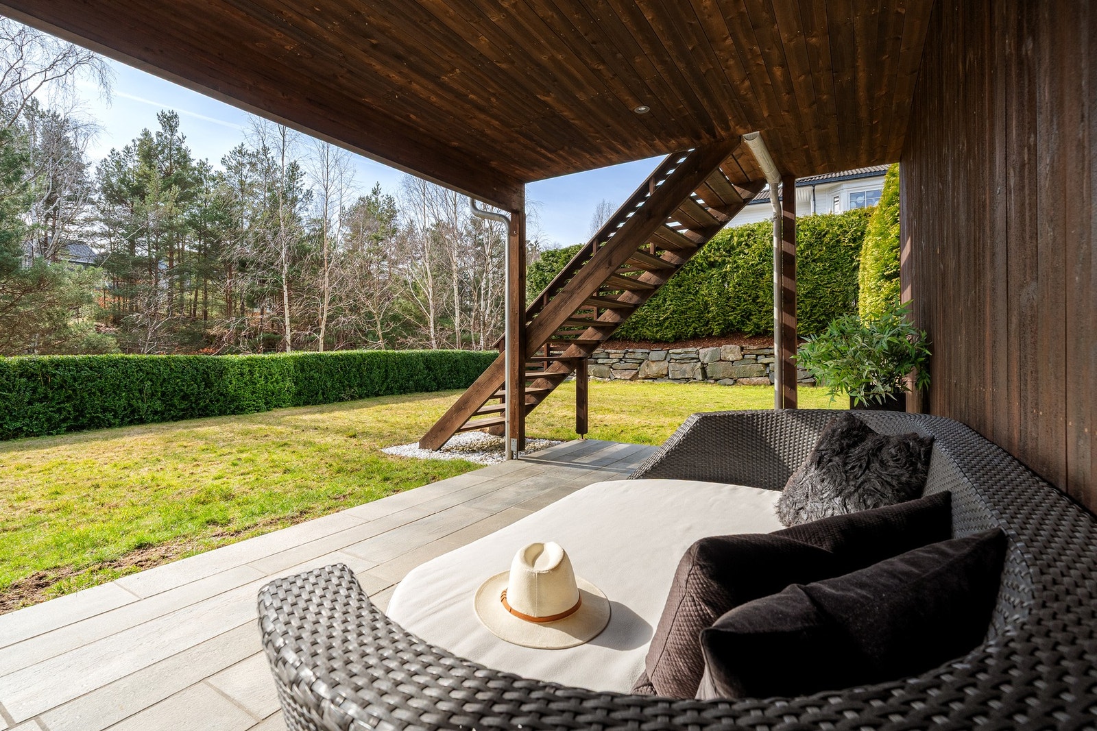 Lun og fredelig uteplass nede Galleribilde