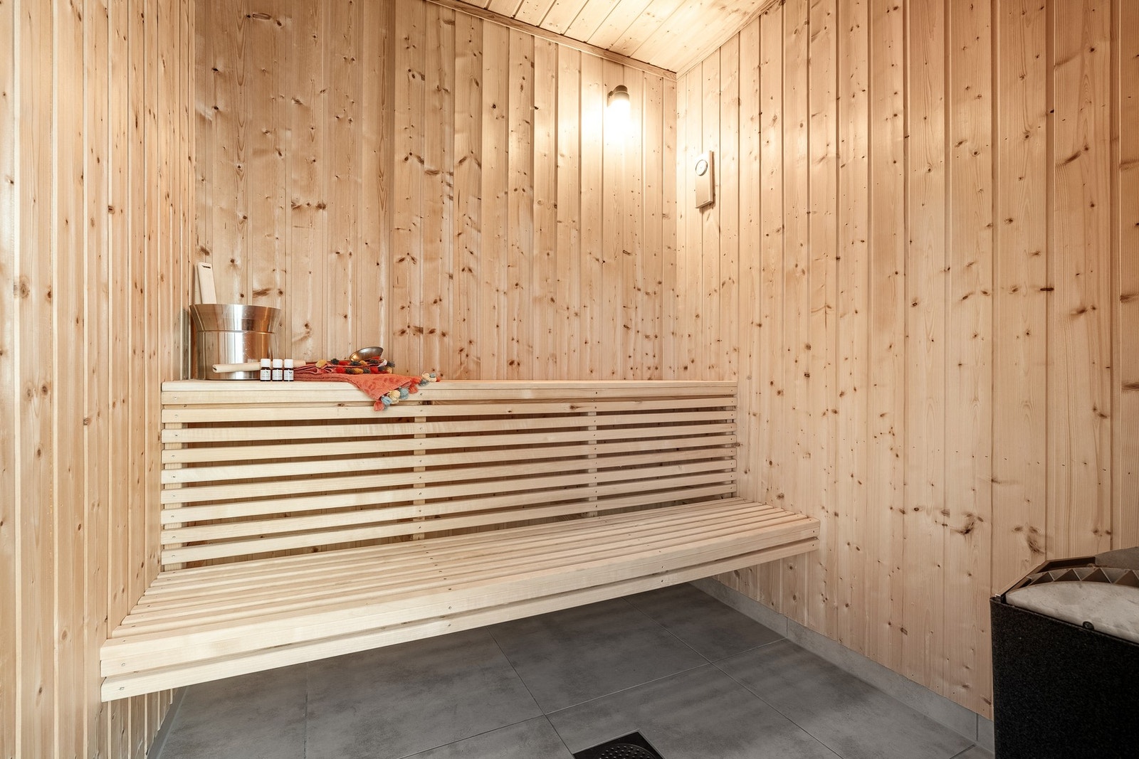 Badstuen med varme i gulv. I badstuen er det steamfunksjon og dør til badet hvor det er boblebad. Rommet gir også en god løsning for tørking av klær Galleribilde