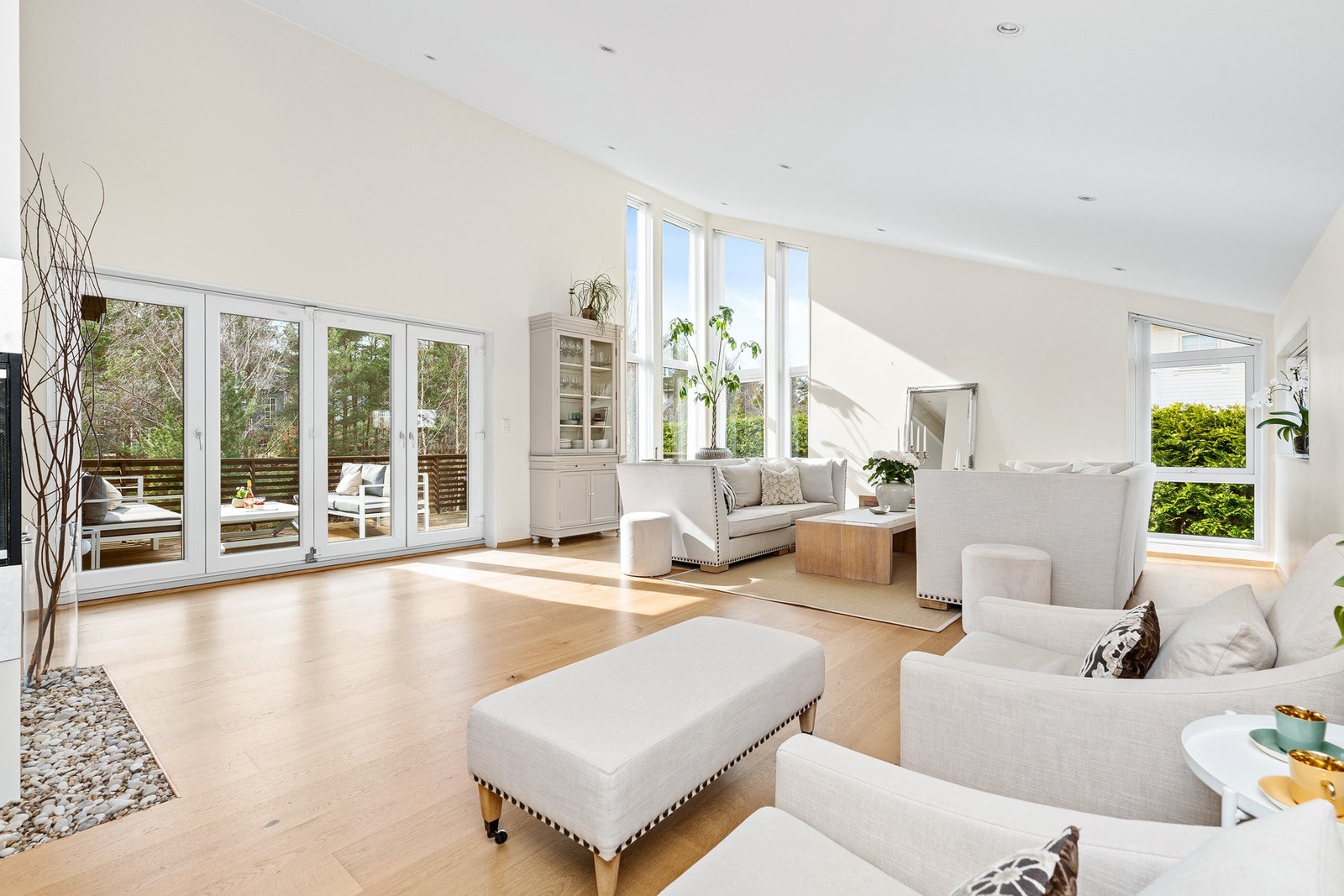 Her ser en den fine og åpne løsningen mot uteplassen oppe Galleribilde