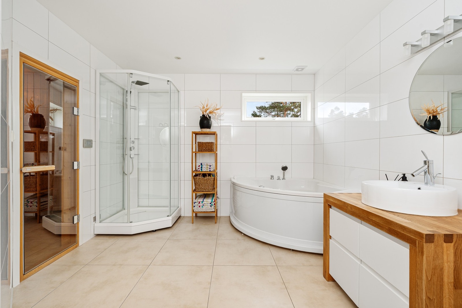 Badet i første etasje har både vegghengt wc, baderomsinnredning fra HTH med servant fra Villeroy Boch, boblekar og dusjkabinett. Rommet er romslig og herfra er det dør til badstuen Galleribilde