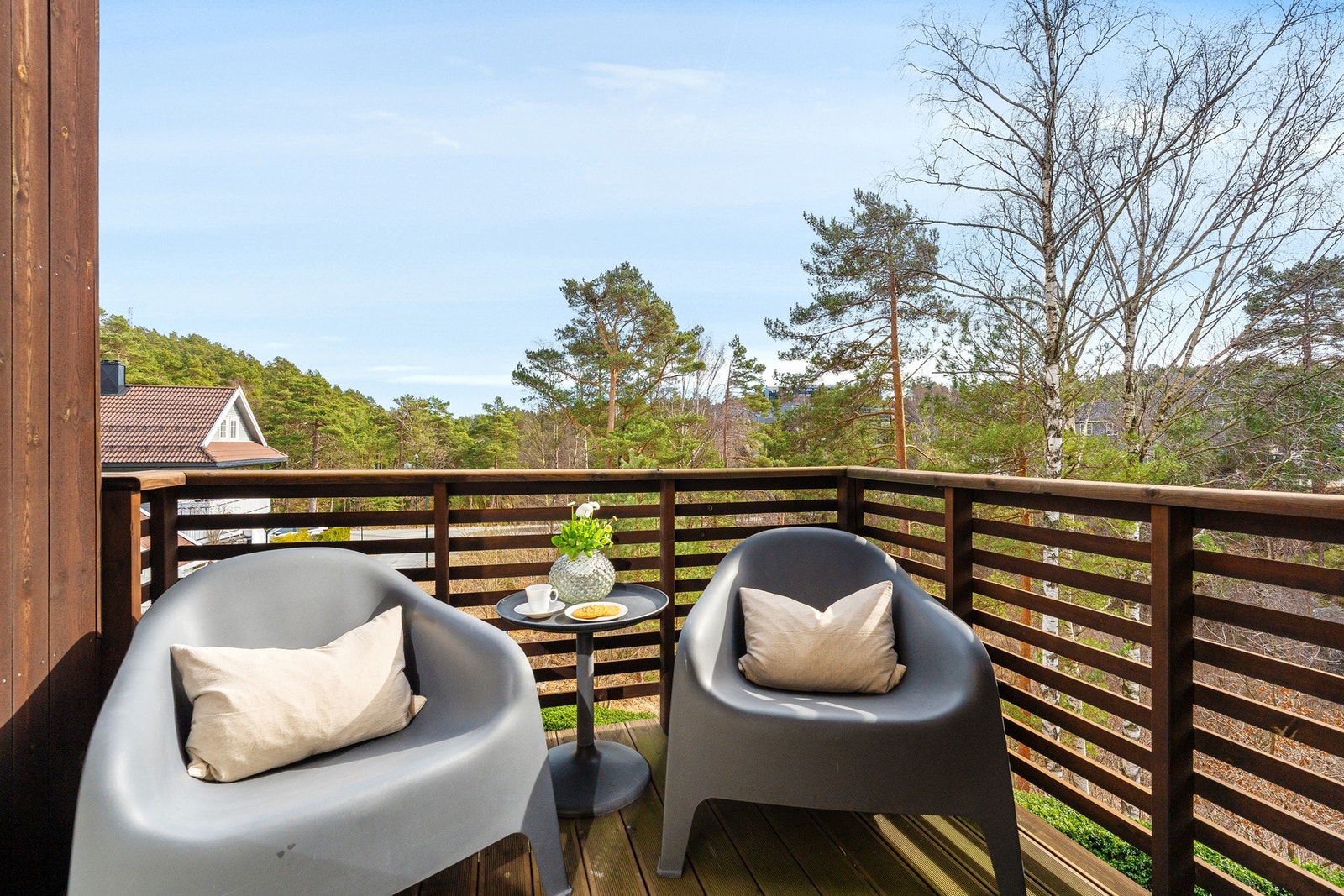 Ut fra kjøkkenet er det en frokostveranda med den fine morgensolen. Galleribilde