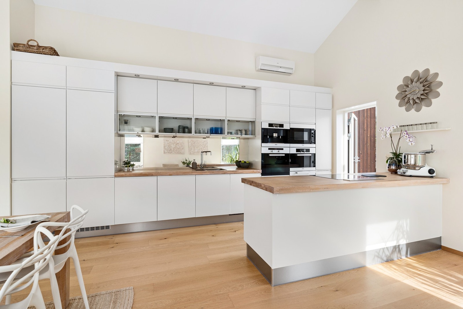 Det blir godt med skapplass med den ekstra kjøkkenøyen - Hvitevarer fra Miele og Gaggenau Galleribilde