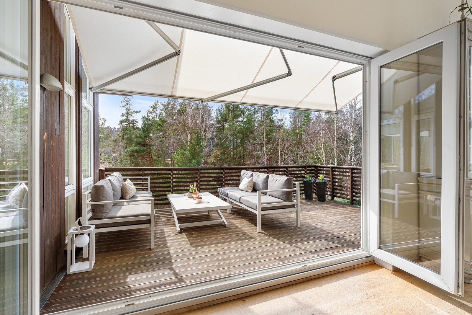 Lyst og luftig med foldeører i stuen mot terrassen - Her får en følelse at stue både ute og inne Galleribilde