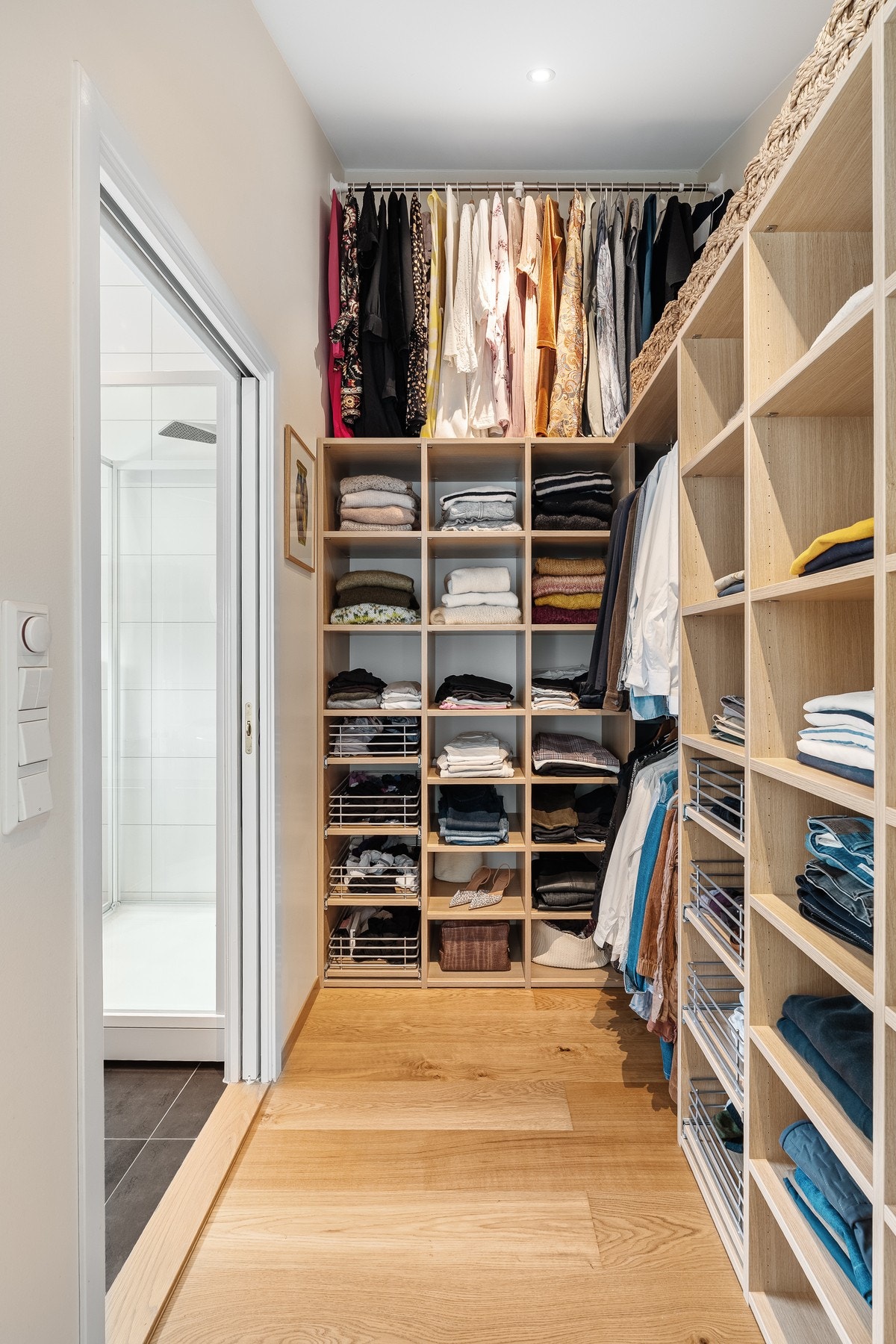 Eget garderoberom i tilknytning til hovedsoverommet Galleribilde