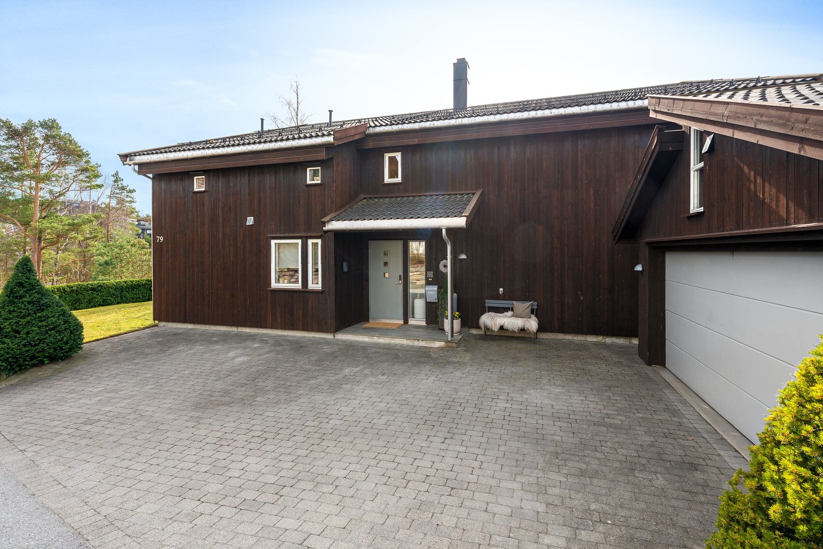 Fra inngangspartiet - Her er dobbel garasje og også gode parkeringsmuligheter til gjelster Galleribilde