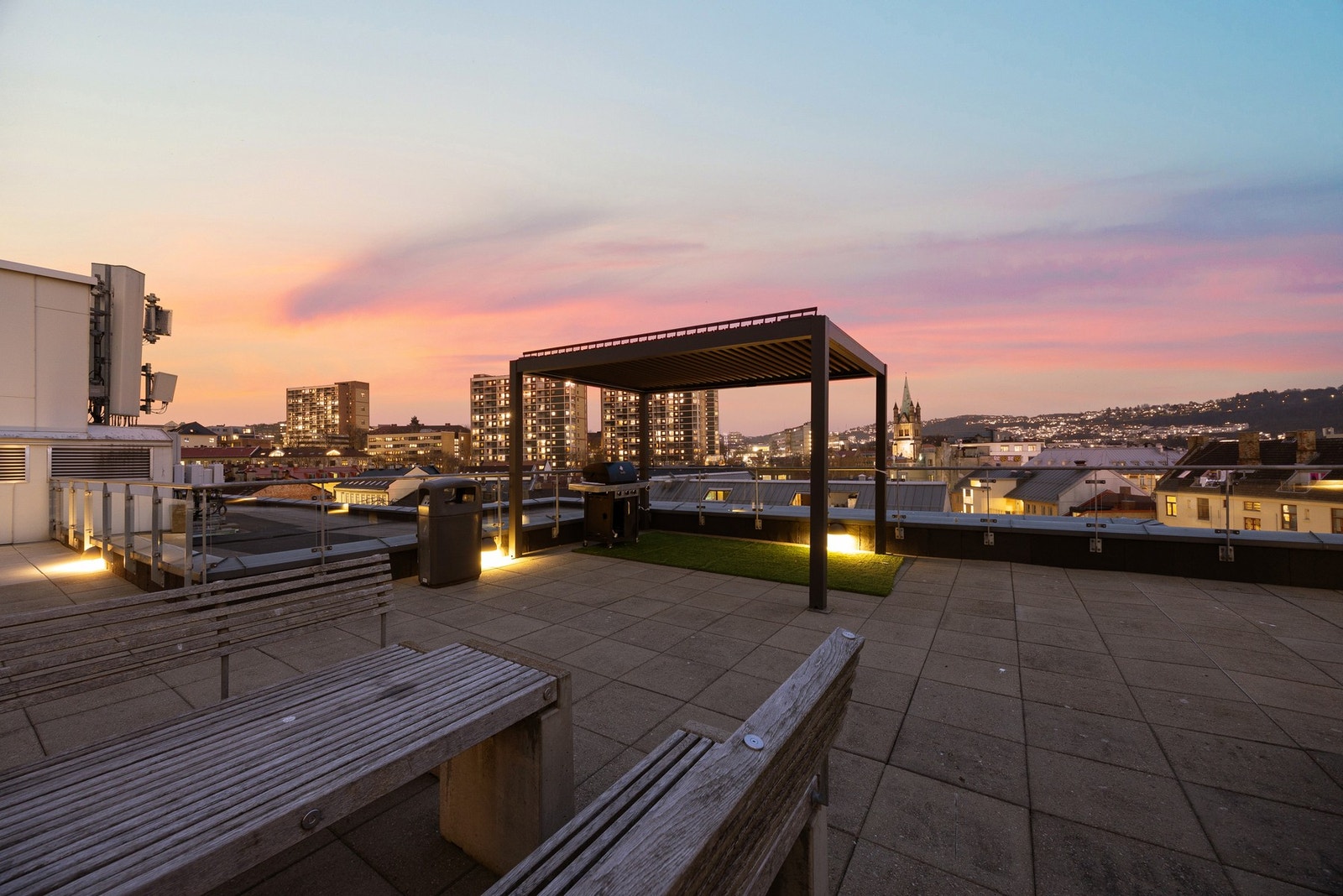 I tillegg til fellesområdene i 3. etasje, er det en stor, felles takterrasse med panoramautsikt. Galleribilde