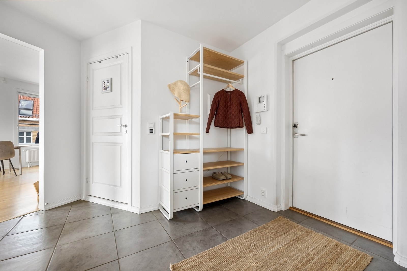 Flislagt entré. Galleribilde