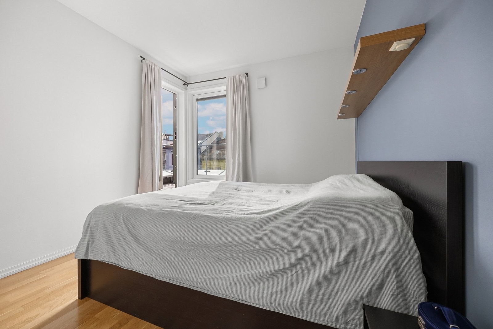 Stort hovedsoverom med god plass til dobbeltseng og garderobeløsning. Galleribilde