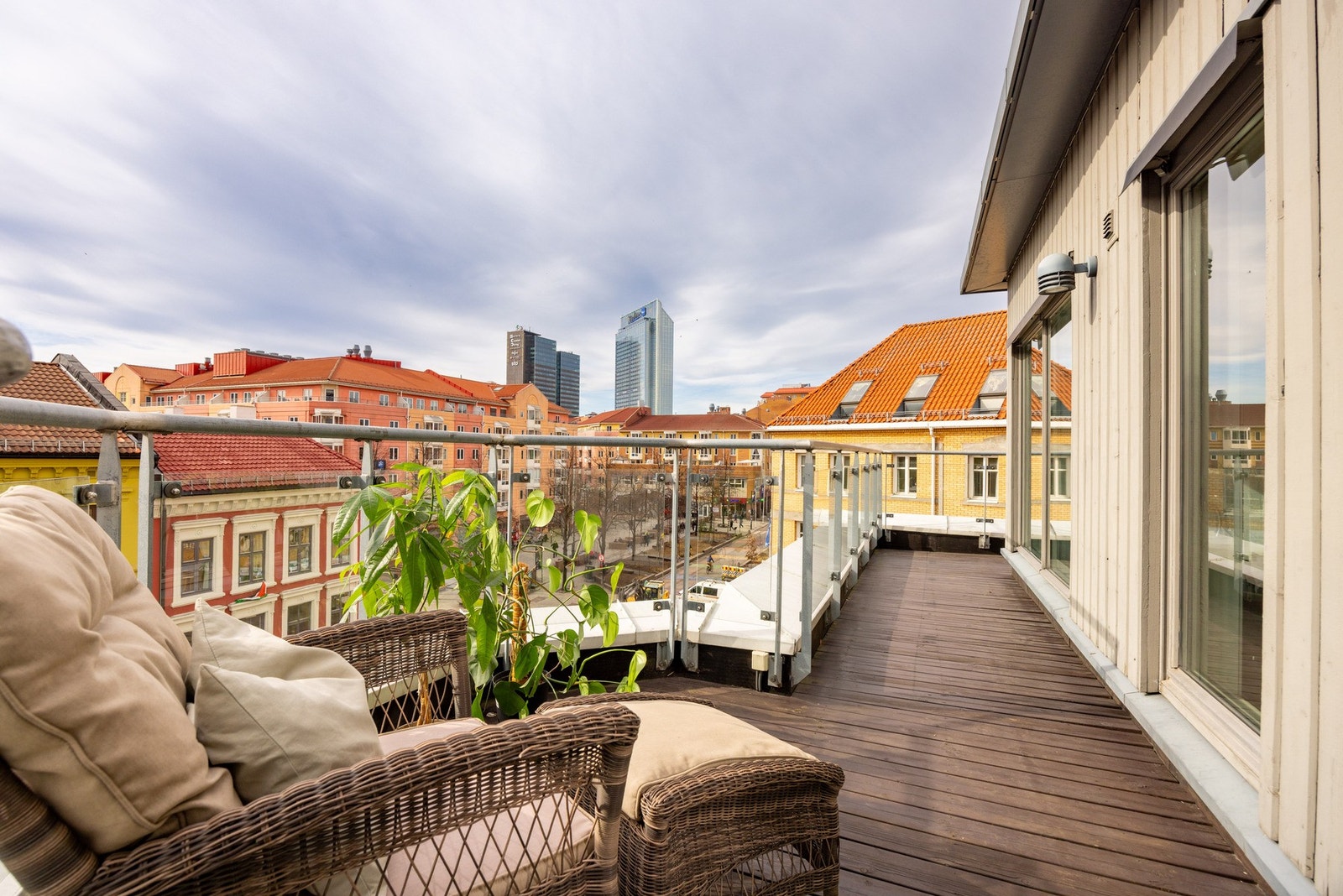 Leiligheten har en terrasse på hele 37 kvm som strekker seg 240 grader rundt leiligheten! Galleribilde