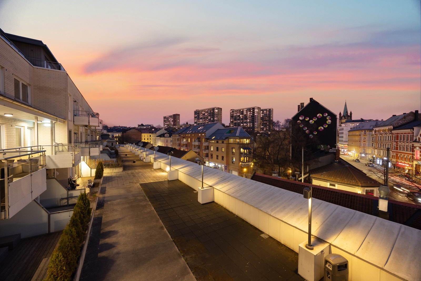 Felles uteområde i 3. etasje med direkte adkomst fra svalgangen utenfor leiligheten. Galleribilde