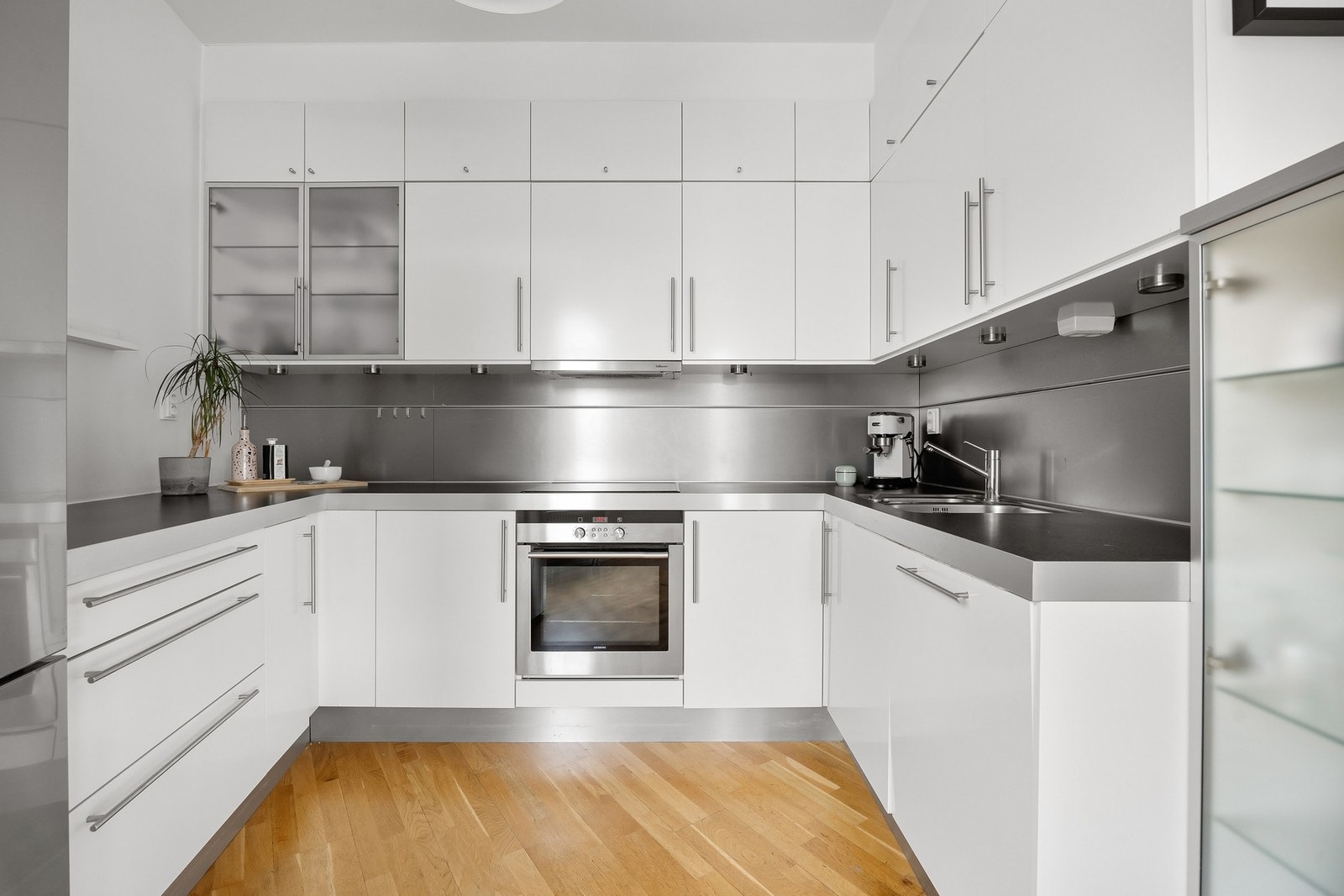 Kjøkkeninnredning med god skap- og benkeplass, integrert oppvaskmaskin, keramisk platetopp og mekanisk avtrekk. Galleribilde