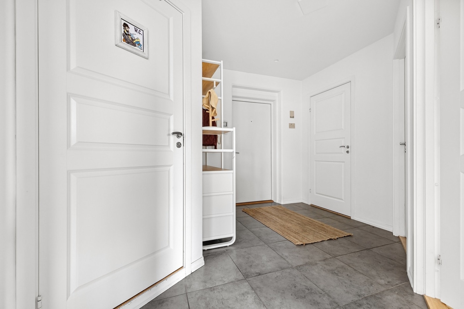 Romslig entré med god plass til oppbevaringsløsninger og adkomst til innvendig bod. Galleribilde