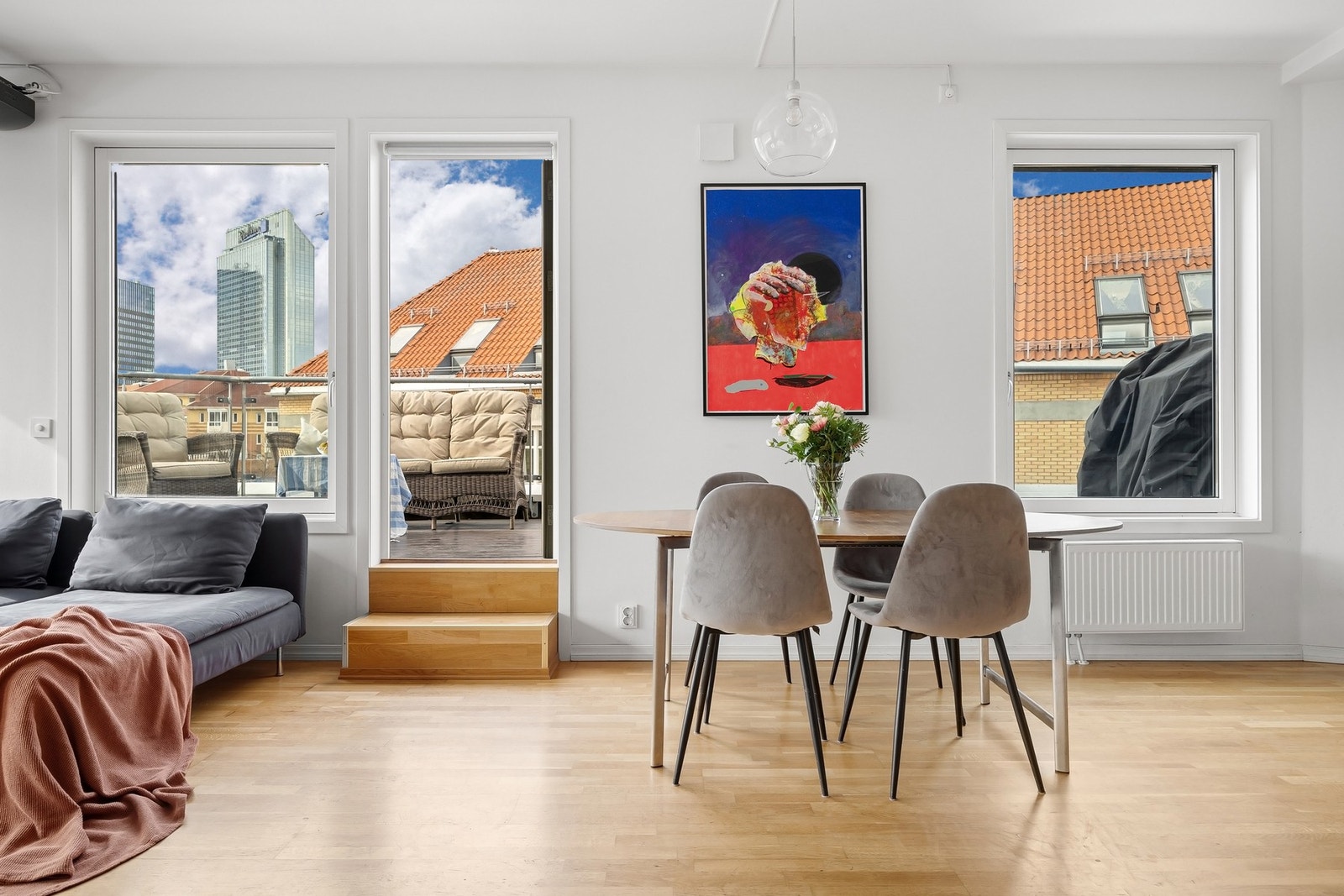 Det er i tillegg felles terrasse/uteområde i 3. etasje og stor, felles takterrasse i 7. etasje. Galleribilde