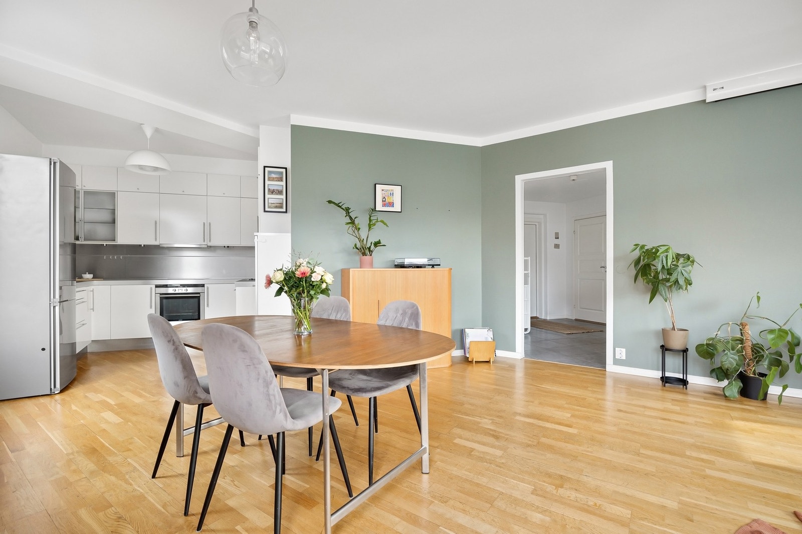 Planløsningen skaper en naturlig soneinndeling mellom kjøkken og stue. Galleribilde