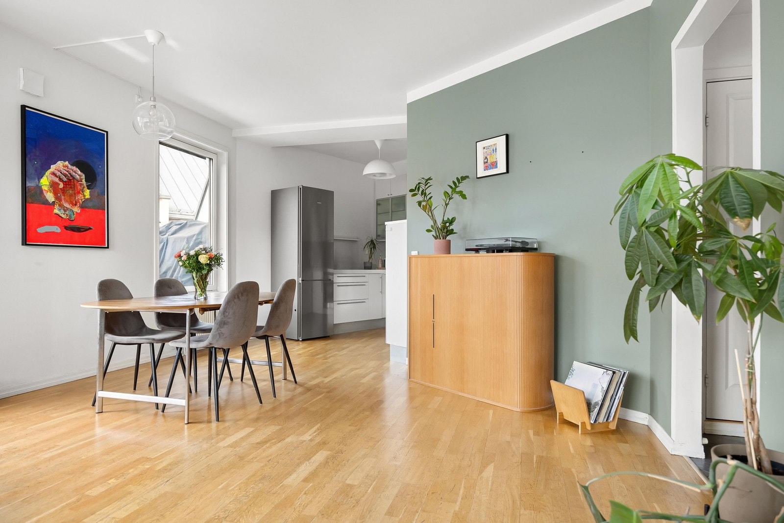 Nåværende TV-løsning i leiligheten består av et stort lerret med elektronisk styring og prosjektor. Disse kan medfølge etter nærmere avtale. Galleribilde