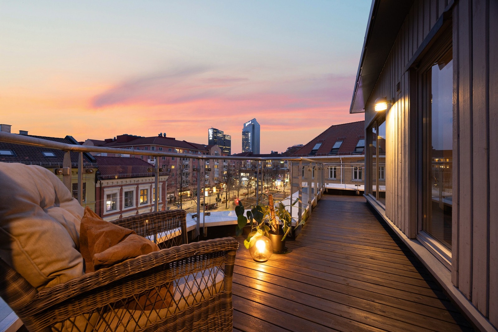 Fra leiligheten er det kort vei til Oslo S, sentrum og T-banestopp som alle ligger kun et steinkast unna. Galleribilde