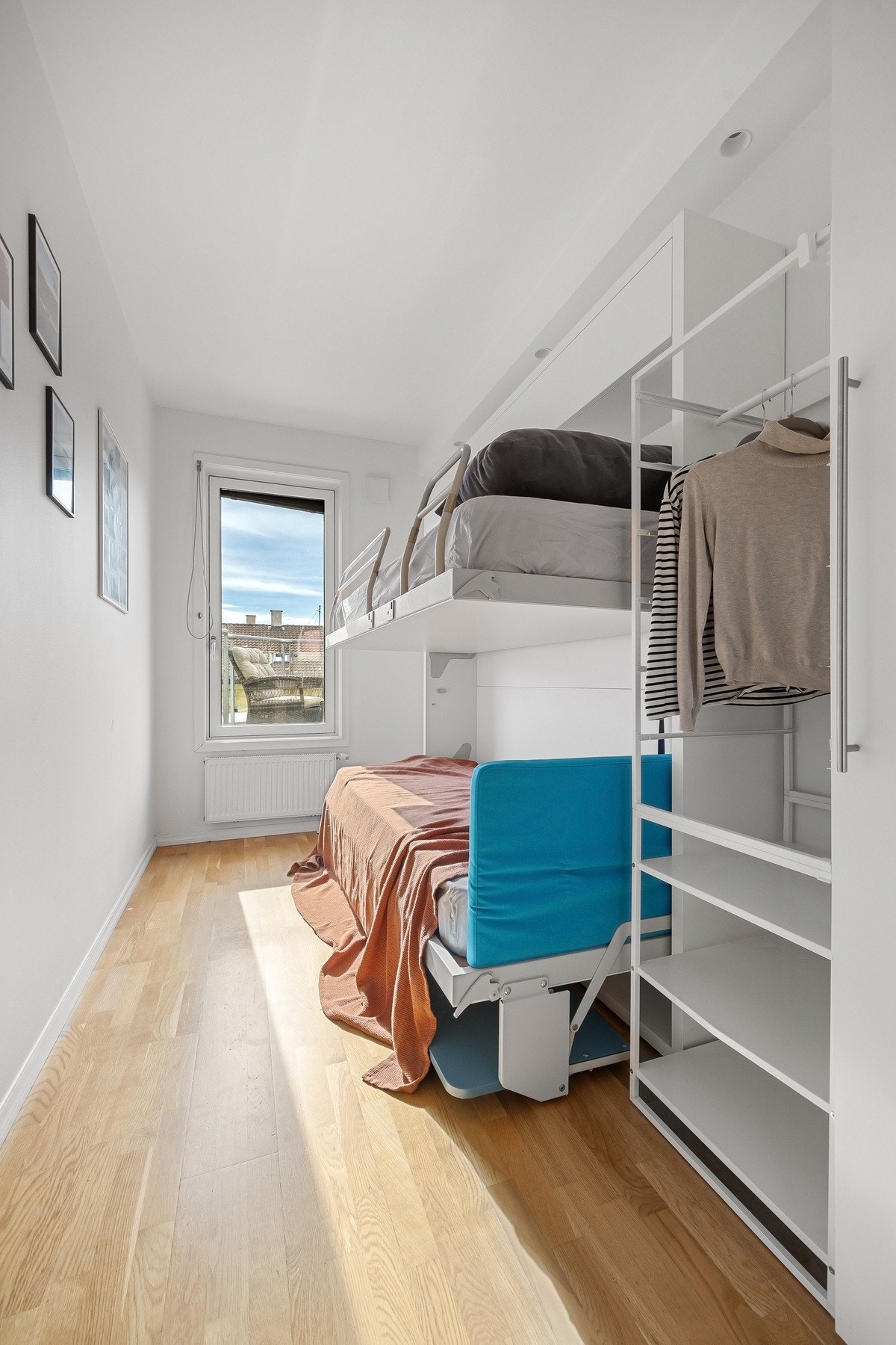 Løsningen sparer deg for å måtte rydde bort kontorutstyret før ominnredningen og legger til rette for to soveplasser. Galleribilde