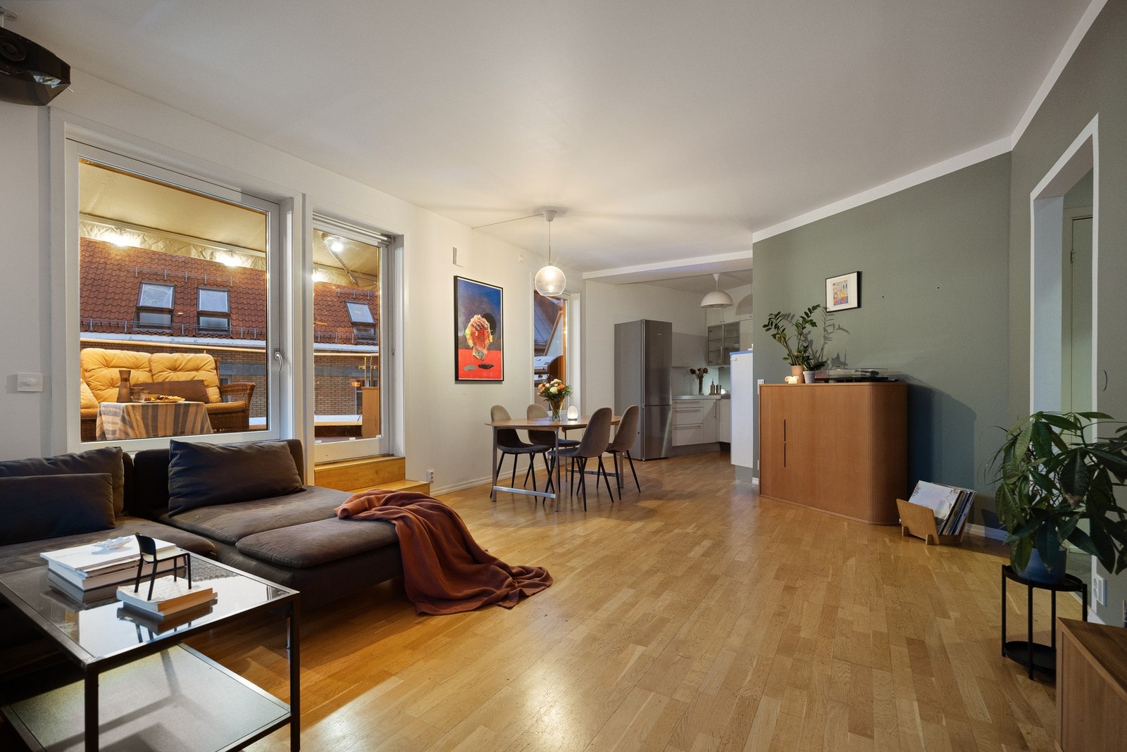 Her er det plass til stor spisegruppe og masse gjester. Galleribilde