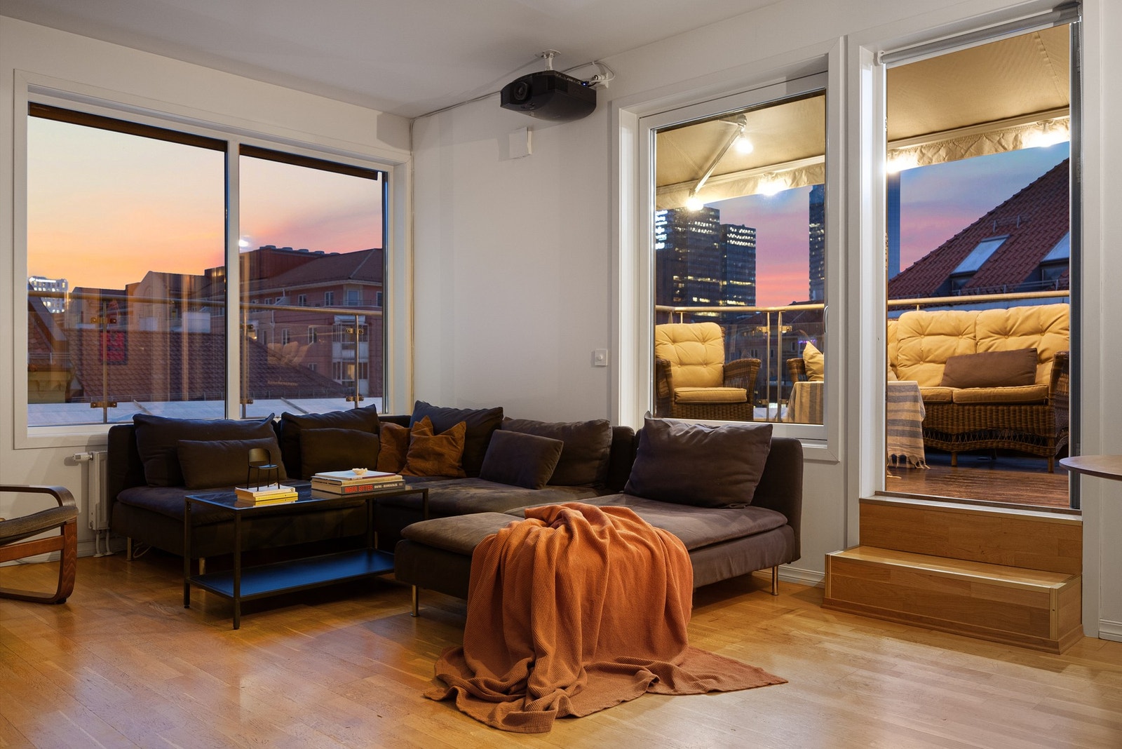 Boligen byr på en stor og åpen stue/kjøkken-løsning som legger til rette for god oversikt og et sosialt miljø. Galleribilde