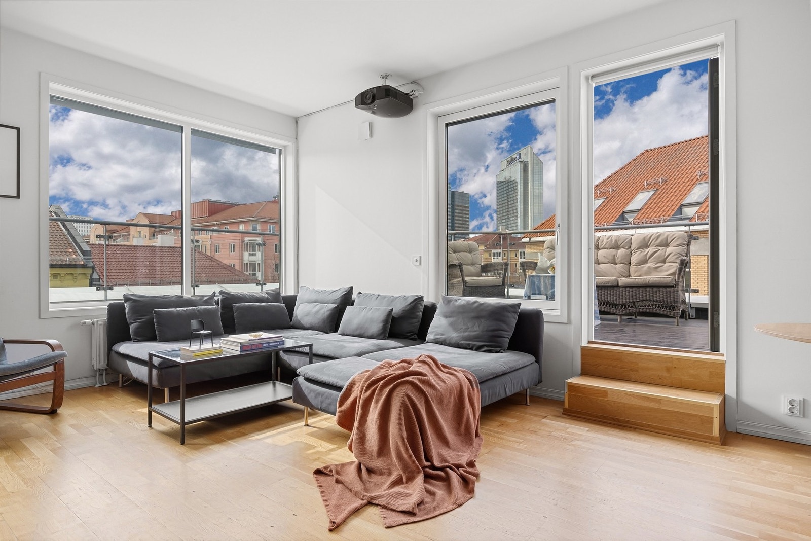 De store vindusflatene sørger for rikelig med lysinnslipp i boligen. Galleribilde