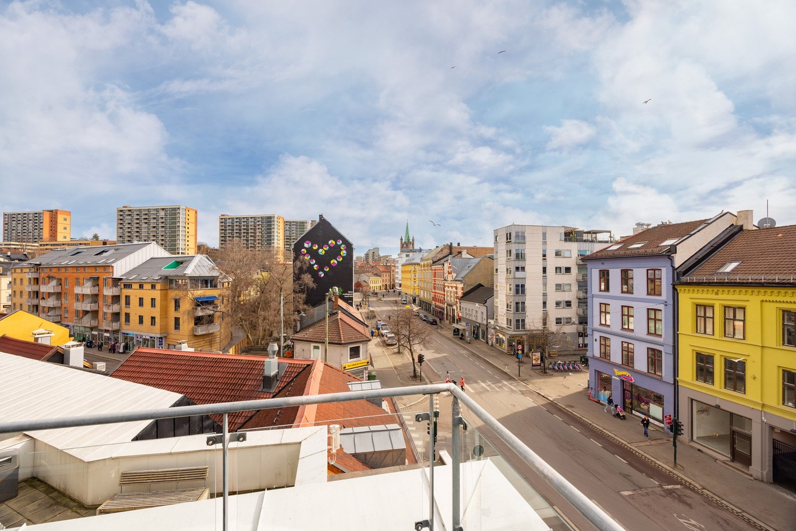 På denne terrassen er du garantert sol HELE dagen! Galleribilde