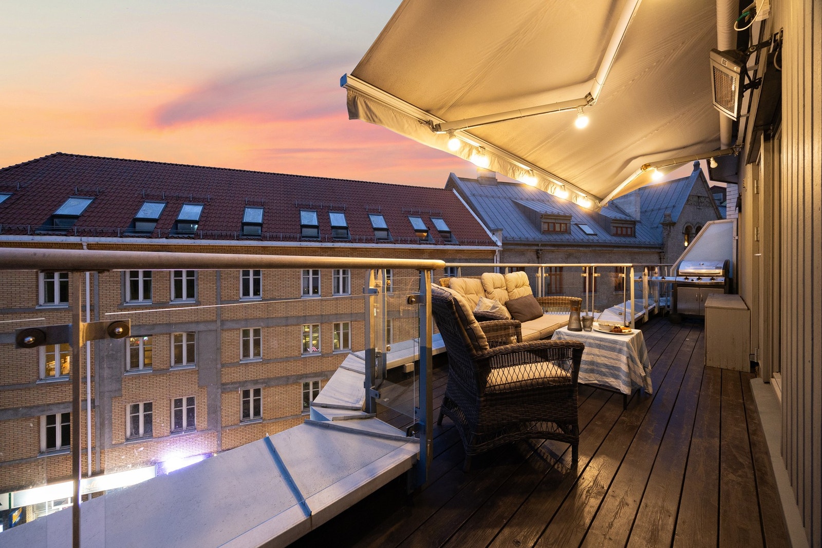 Terrassen har god plass til utemøblement og grill. Galleribilde